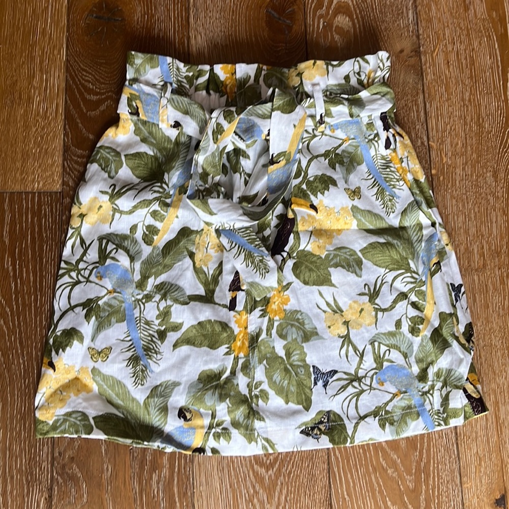 Reformation skirt size 2 100% linen with belt ties in  front and pockets floral